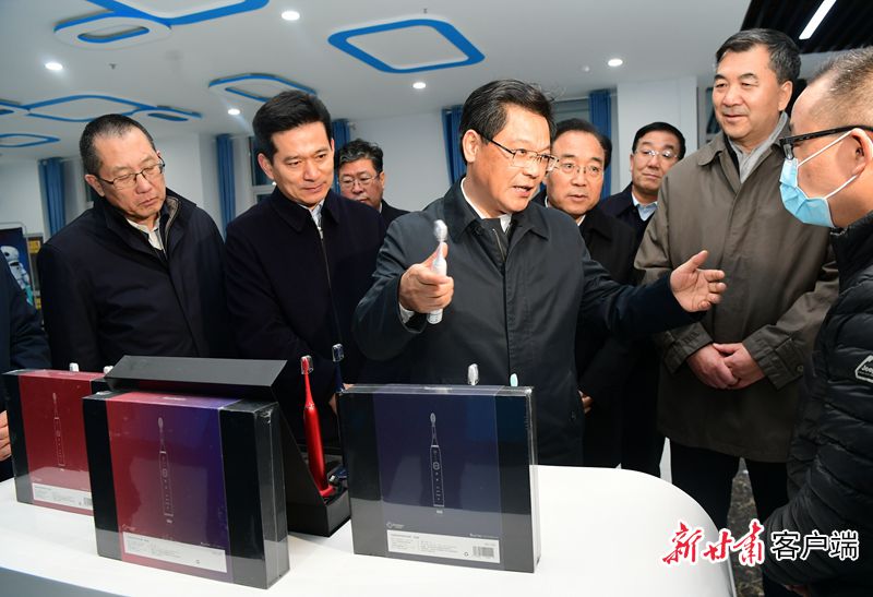 任振鹤在平凉智能终端光电产业园调研(图3) 任振鹤在平凉智能终端光电产业园调研(图3)